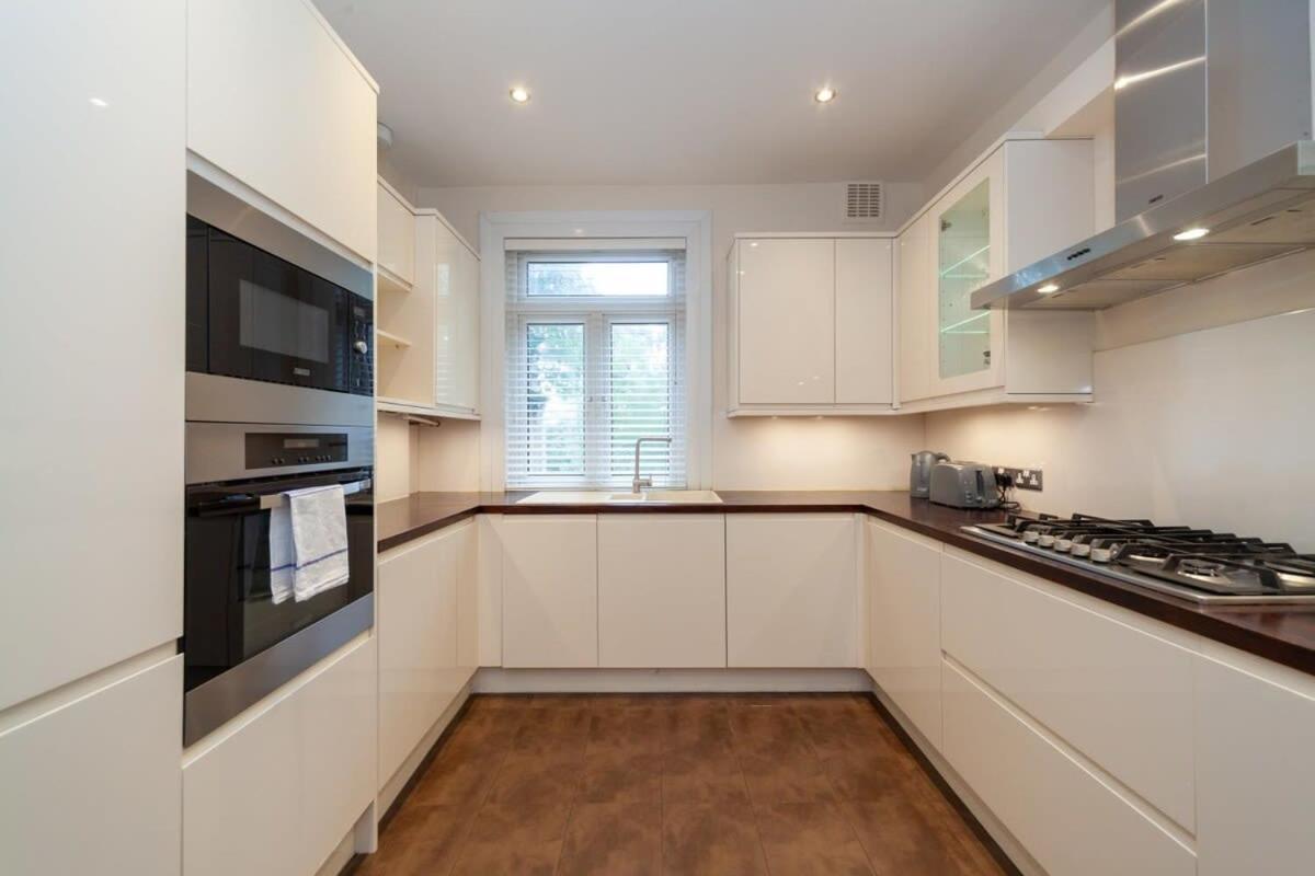 Spacious 2 Bedroom Maisonette In Stratford Лондон Экстерьер фото