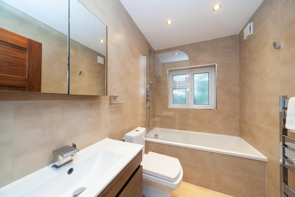 Spacious 2 Bedroom Maisonette In Stratford Лондон Экстерьер фото
