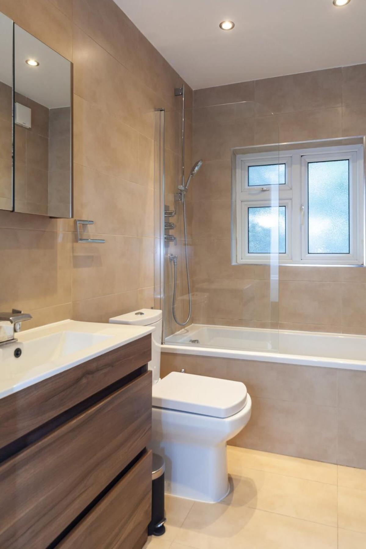 Spacious 2 Bedroom Maisonette In Stratford Лондон Экстерьер фото